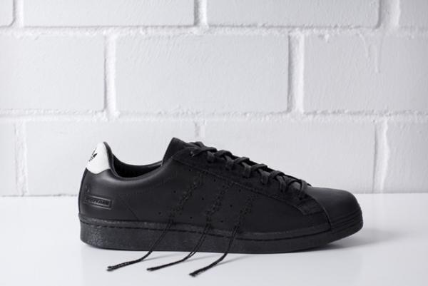 ワイズ×アディダス「スーパースター」、スリーストライプを大胆なモードにアレンジ