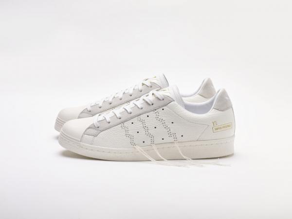 ワイズ×アディダス「スーパースター」、スリーストライプを大胆なモードにアレンジ