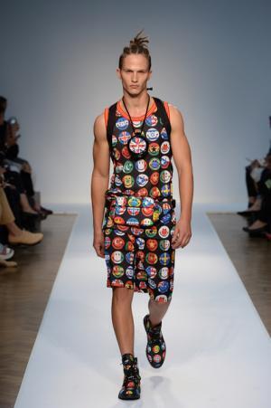 モスキーノの直営店が阪急メンズ東京にオープン、限定Tシャツも発売