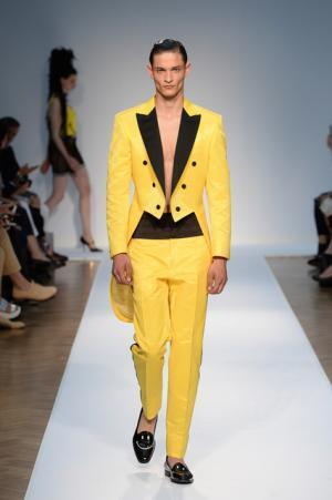 モスキーノの直営店が阪急メンズ東京にオープン、限定Tシャツも発売