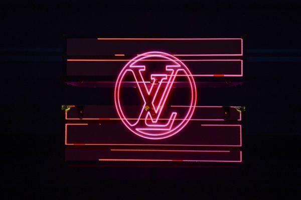 ニコラのルイ・ヴィトンの創造巡る展覧会第2弾、LAで開催。15SSショー体感