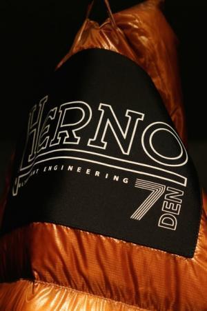 ヘルノが7デニール超軽量ダウンでメンズアイテム強化