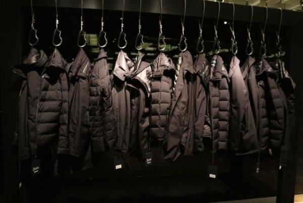 ヘルノが7デニール超軽量ダウンでメンズアイテム強化