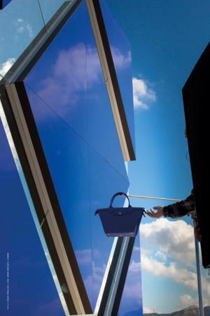 現代美術と抜けるような空、グラフィカルなロンシャン15SSムービー