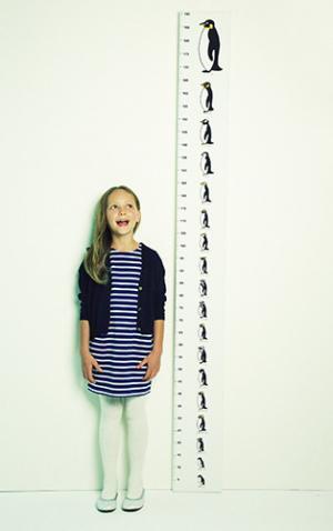 ペンギンと成長しよう！Suicaペンギン描いた坂崎千春が伊勢丹でアート作品を販売