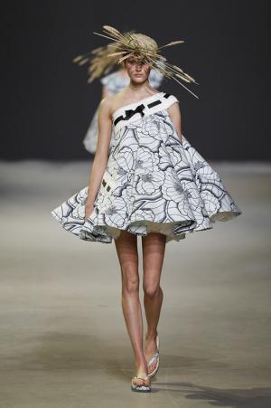 ゴッホのキャンバスを大胆に踏襲するヴィクター＆ロルフ【15SSオートクチュール】