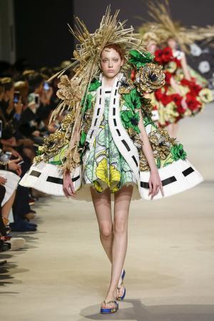 ゴッホのキャンバスを大胆に踏襲するヴィクター＆ロルフ【15SSオートクチュール】