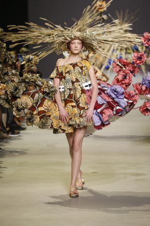 ゴッホのキャンバスを大胆に踏襲するヴィクター＆ロルフ【15SSオートクチュール】