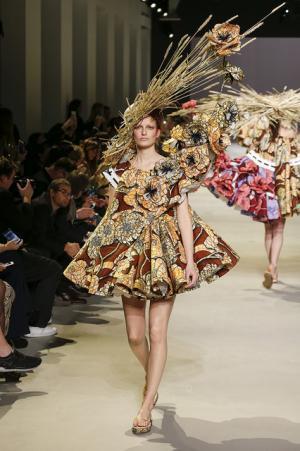 ゴッホのキャンバスを大胆に踏襲するヴィクター＆ロルフ【15SSオートクチュール】