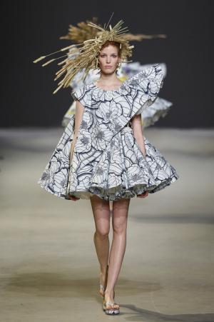 ゴッホのキャンバスを大胆に踏襲するヴィクター＆ロルフ【15SSオートクチュール】