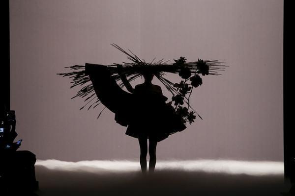 ゴッホのキャンバスを大胆に踏襲するヴィクター＆ロルフ【15SSオートクチュール】