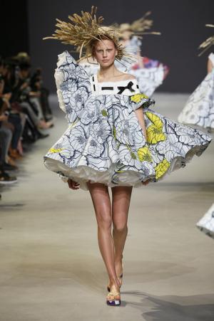 ゴッホのキャンバスを大胆に踏襲するヴィクター＆ロルフ【15SSオートクチュール】