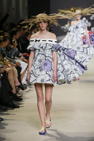 ゴッホのキャンバスを大胆に踏襲するヴィクター＆ロルフ【15SSオートクチュール】