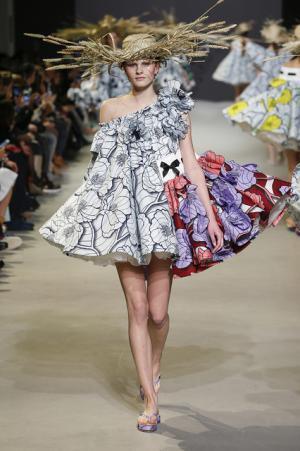 ゴッホのキャンバスを大胆に踏襲するヴィクター＆ロルフ【15SSオートクチュール】