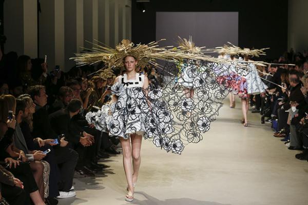 ゴッホのキャンバスを大胆に踏襲するヴィクター＆ロルフ【15SSオートクチュール】