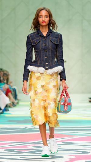 バーバリーが阪急うめだ本店にウィメンズショップをオープン。限定コートを発売