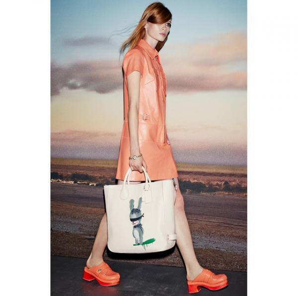 キュートなクリーチャー達が遊ぶコーチの新作、うめだ阪急の限定ショップに登場