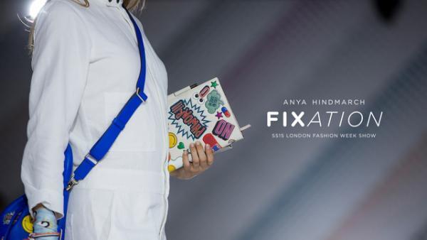 アニヤ・ハインドマーチ、新宿伊勢丹でポップなステッカーバッグ発売