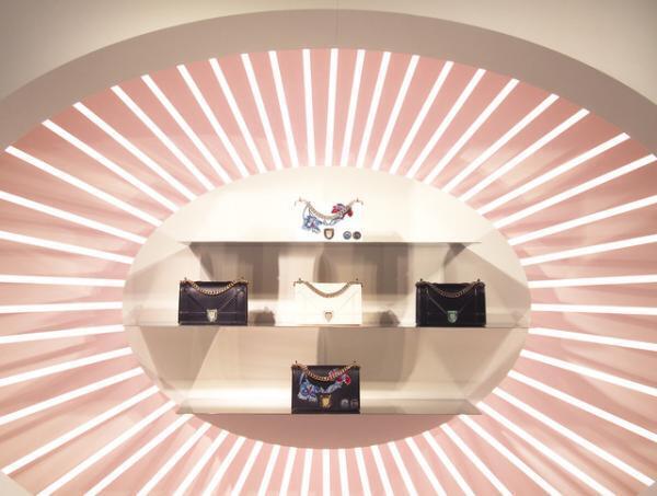 ディオールが新宿伊勢丹で限定ショップ。新作「ディオラマ」バッグ先行発売