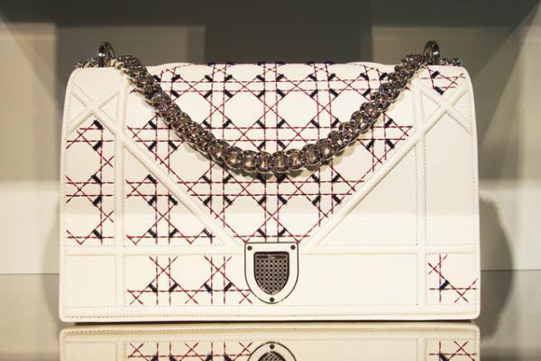 ディオールが新宿伊勢丹で限定ショップ。新作「ディオラマ」バッグ先行発売