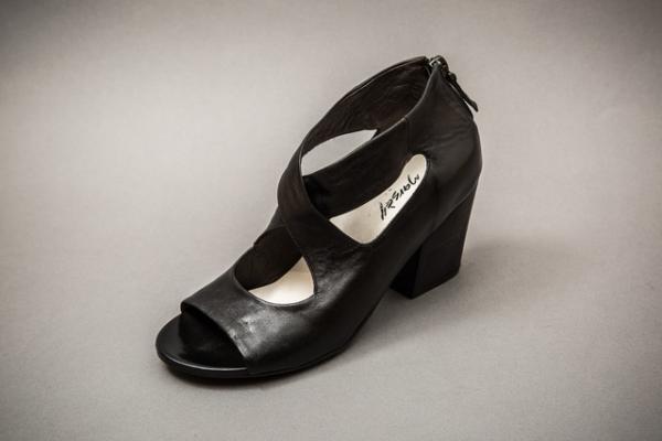 「イセタンサローネ」オープニングは白と黒で。HYKE、mame、タロウホリウチらと限定品