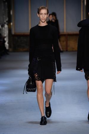 ディーゼルブラックゴールド、強さと儚さを現代女性に捧げる【2015-16秋冬ウィメンズ】