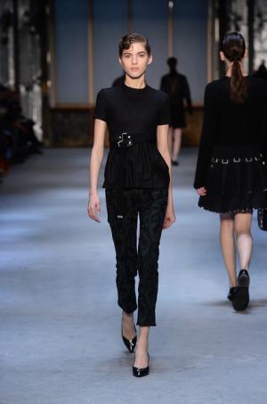 ディーゼルブラックゴールド、強さと儚さを現代女性に捧げる【2015-16秋冬ウィメンズ】