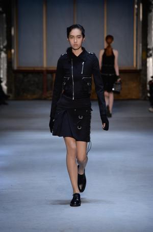 ディーゼルブラックゴールド、強さと儚さを現代女性に捧げる【2015-16秋冬ウィメンズ】