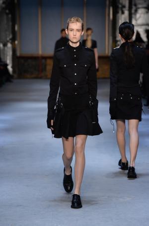 ディーゼルブラックゴールド、強さと儚さを現代女性に捧げる【2015-16秋冬ウィメンズ】