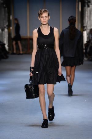 ディーゼルブラックゴールド、強さと儚さを現代女性に捧げる【2015-16秋冬ウィメンズ】