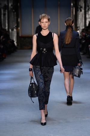 ディーゼルブラックゴールド、強さと儚さを現代女性に捧げる【2015-16秋冬ウィメンズ】