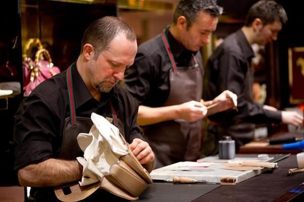 グッチ職人の工房が伊勢丹に出現。伊勢型紙&甲州印伝との限定コラボバッグ発売