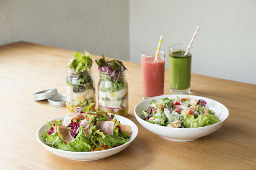 図書館のようにコスメを検索、カフェ併設オーガニックストアが表参道にオープン。佐藤オオキデザイン