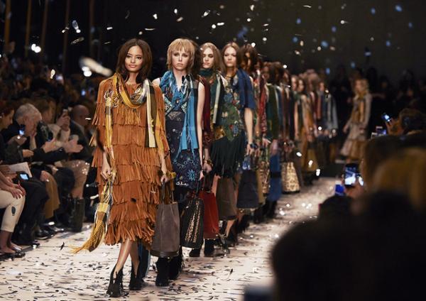 パターンミックスで見せるバーバリープローサムのブリティッシュボヘミアン【2015-16秋冬ウィメンズ】