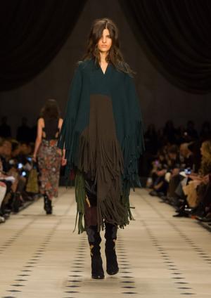 パターンミックスで見せるバーバリープローサムのブリティッシュボヘミアン【2015-16秋冬ウィメンズ】