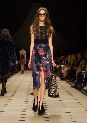 パターンミックスで見せるバーバリープローサムのブリティッシュボヘミアン【2015-16秋冬ウィメンズ】