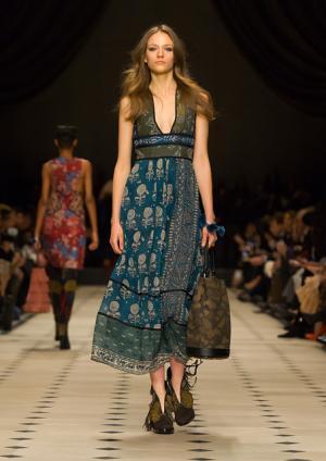 パターンミックスで見せるバーバリープローサムのブリティッシュボヘミアン【2015-16秋冬ウィメンズ】