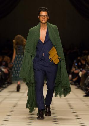 パターンミックスで見せるバーバリープローサムのブリティッシュボヘミアン【2015-16秋冬ウィメンズ】