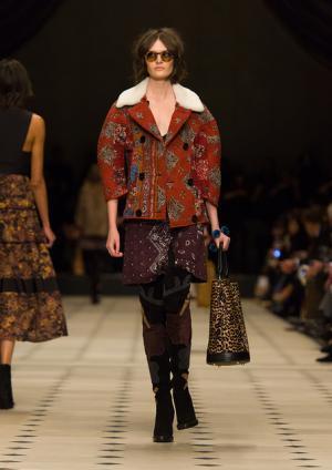 パターンミックスで見せるバーバリープローサムのブリティッシュボヘミアン【2015-16秋冬ウィメンズ】