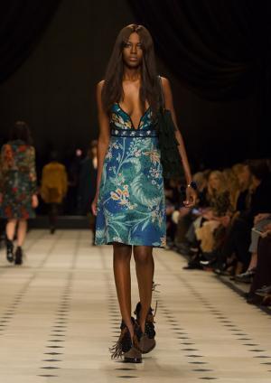 パターンミックスで見せるバーバリープローサムのブリティッシュボヘミアン【2015-16秋冬ウィメンズ】