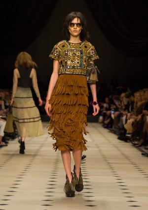 パターンミックスで見せるバーバリープローサムのブリティッシュボヘミアン【2015-16秋冬ウィメンズ】