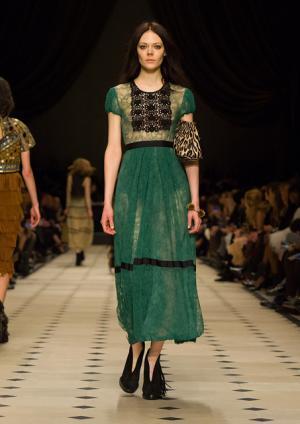 パターンミックスで見せるバーバリープローサムのブリティッシュボヘミアン【2015-16秋冬ウィメンズ】