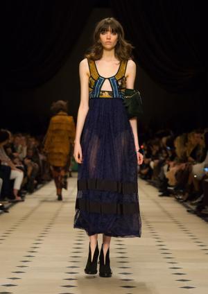 パターンミックスで見せるバーバリープローサムのブリティッシュボヘミアン【2015-16秋冬ウィメンズ】