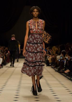 パターンミックスで見せるバーバリープローサムのブリティッシュボヘミアン【2015-16秋冬ウィメンズ】