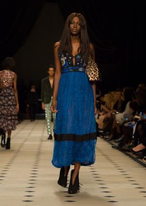 パターンミックスで見せるバーバリープローサムのブリティッシュボヘミアン【2015-16秋冬ウィメンズ】