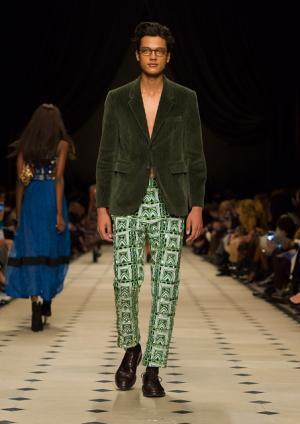 パターンミックスで見せるバーバリープローサムのブリティッシュボヘミアン【2015-16秋冬ウィメンズ】