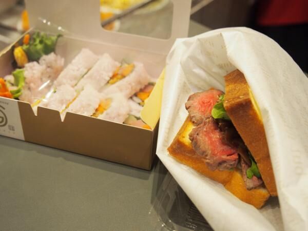 「カンナムキンパ」の桜キンパと、「米沢琥珀堂」の米沢牛ステーキサンドイッチ（1個681円）