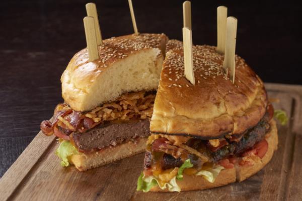 直径20cmの巨大サイズから世界の味まで、グランドハイアット東京の新バーガー