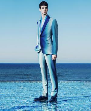 海原のように鮮やかなブルー、イッセイミヤケメンWATER WOOLコレクション発売