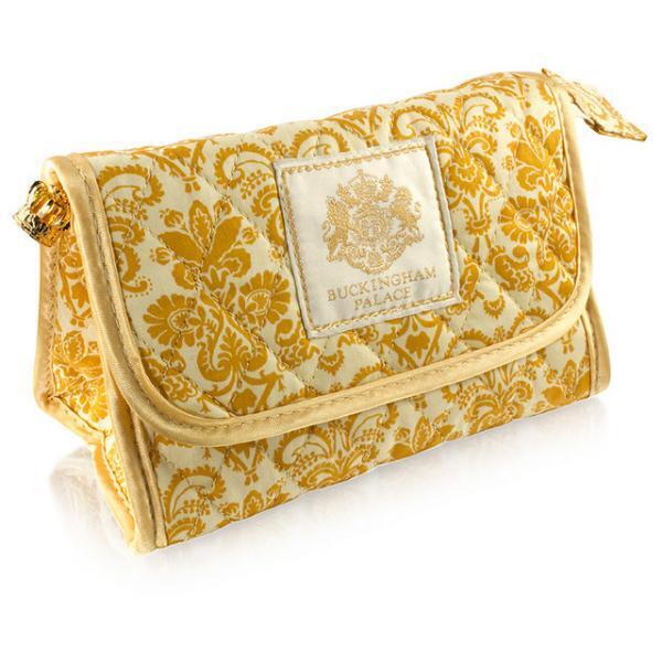 代官山蔦屋がユニオンジャックに覆われる。トレンチコート展、王室御用達など英国フェア